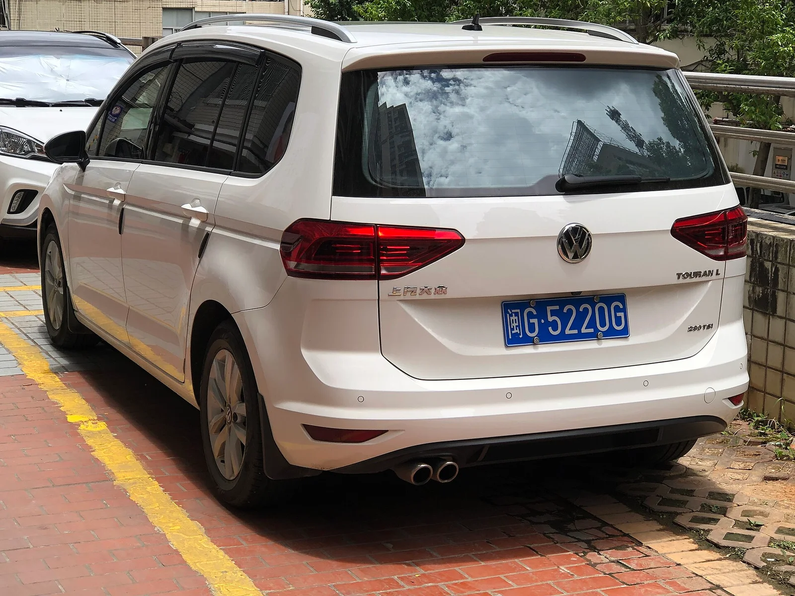 Volkswagen Touran L — иллюстрация модели